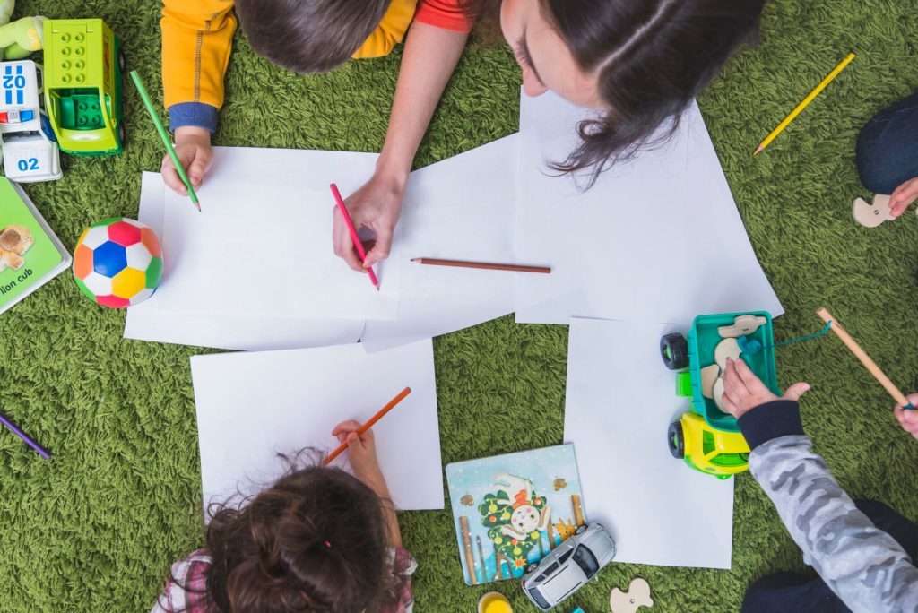kids-drawing-and-playing-scaled