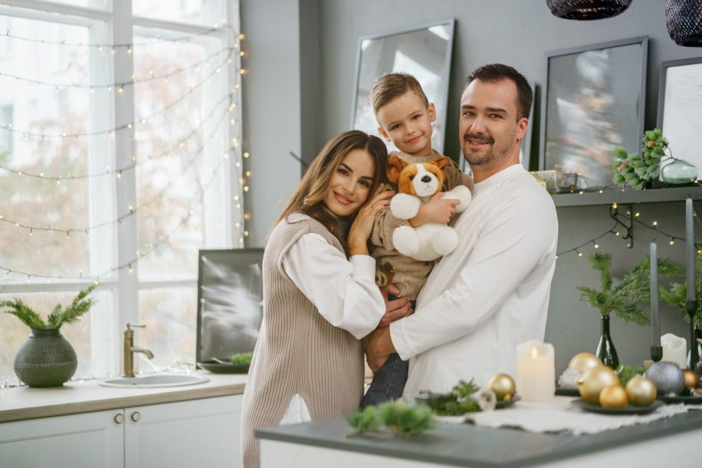 portrait-happy-family-kitchen-decorated-christmas-scaled